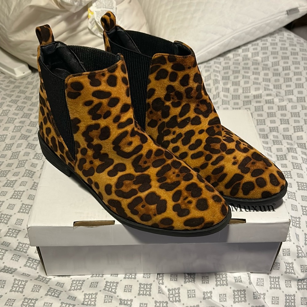 Max Muxun Leopard Print Booties - 9